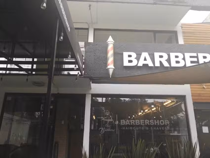 4 Brothers Barbershop Sat&eacute;lite