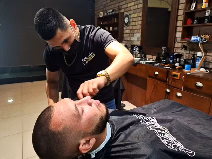 85 Barber&iacute;a Plaza Adana