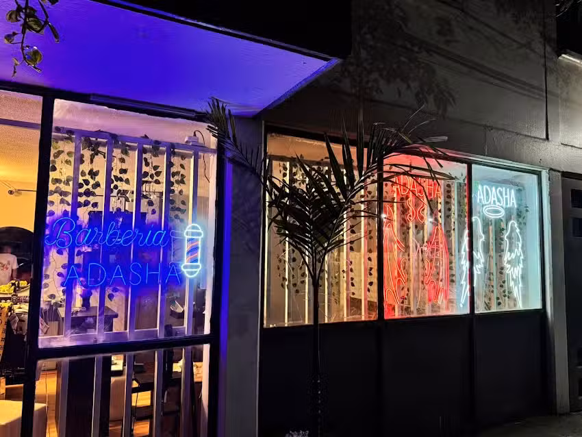 ADASHA BARBER&Iacute;A