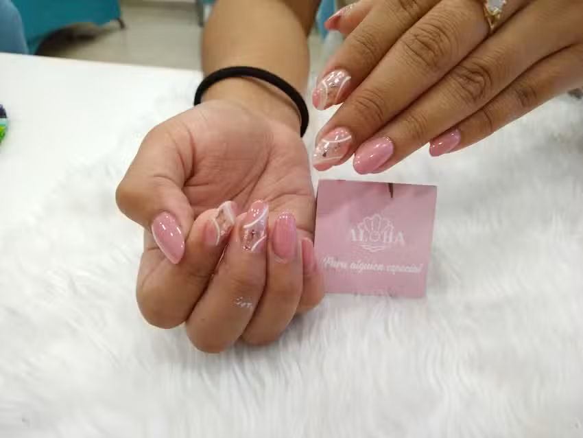 Aloha u&ntilde;as y belleza