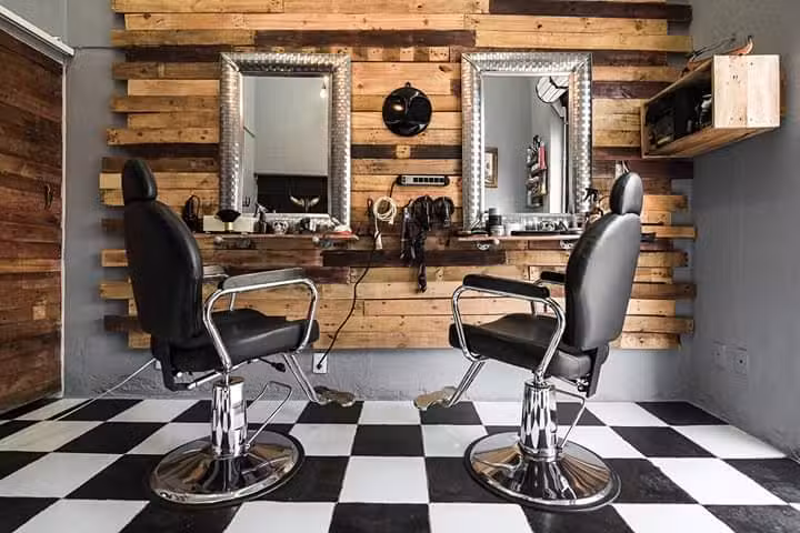 Alquicira&rsquo;s {barber&iacute;a y sal&oacute;n}