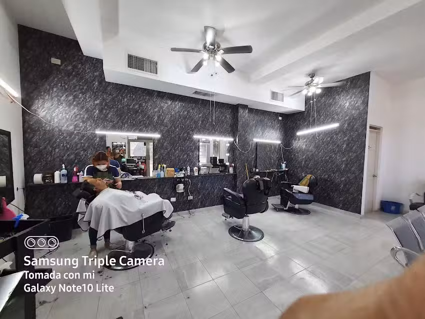 ANDR&Eacute; BARBER SHOP