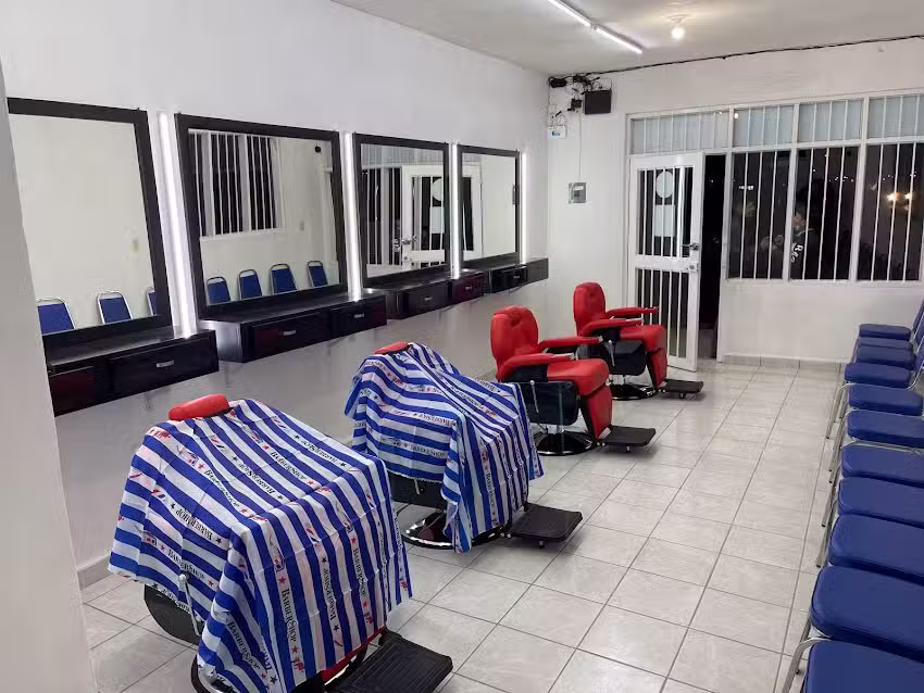 Barber Shop Peluquer&iacute;a 35