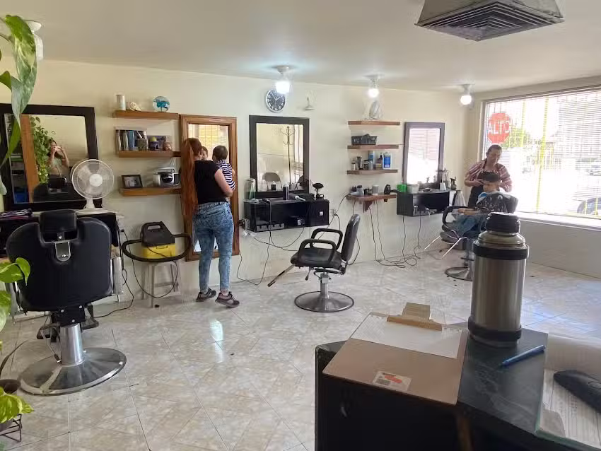 Barber y estilistas chela