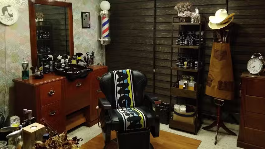 Barber&iacute;a Xeszus Lafayette-Americana Horario nocturno ( edificio color blanco )