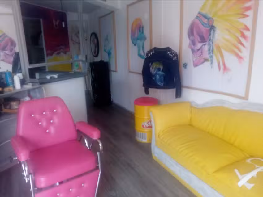 Barberia y tatuajes tatuando al conejo