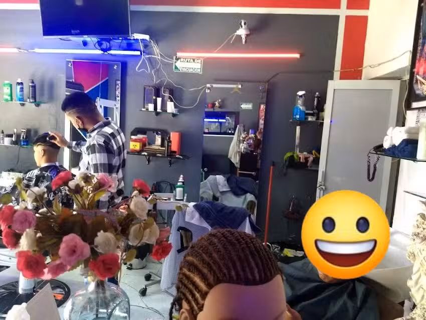 Barbero Barbershop 🏻&zwj; ️ 🏻&zwj; ️ Baron Rojo