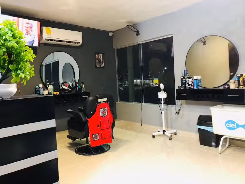D&rsquo; Davila Barber Shop