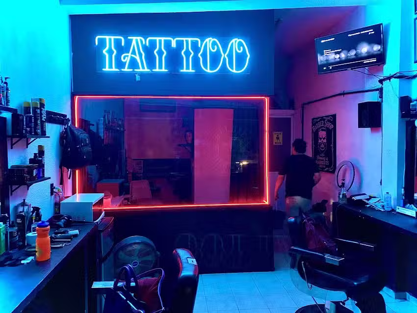 Deluxe Dealers Barber