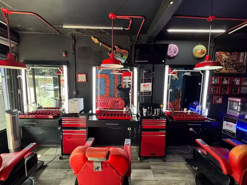 Dogger Mafia Barber Shop- Barber&iacute;a & Academia