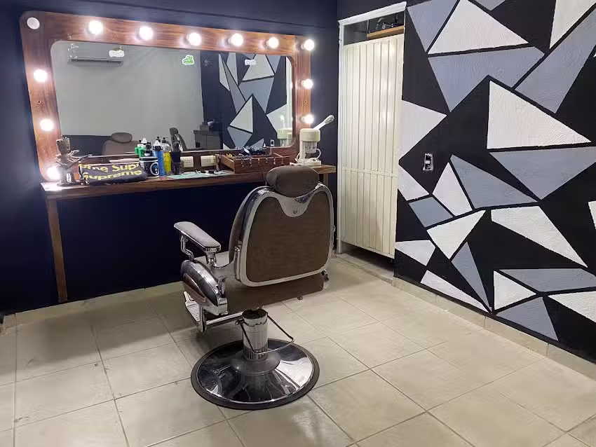 Efr&eacute;n the bronx barberShop