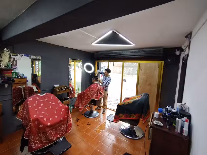 El muchacho alegre barber & spa