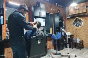 El presidente Barberia y Peluqueria