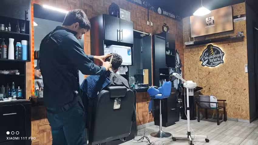 El presidente Barberia y Peluqueria