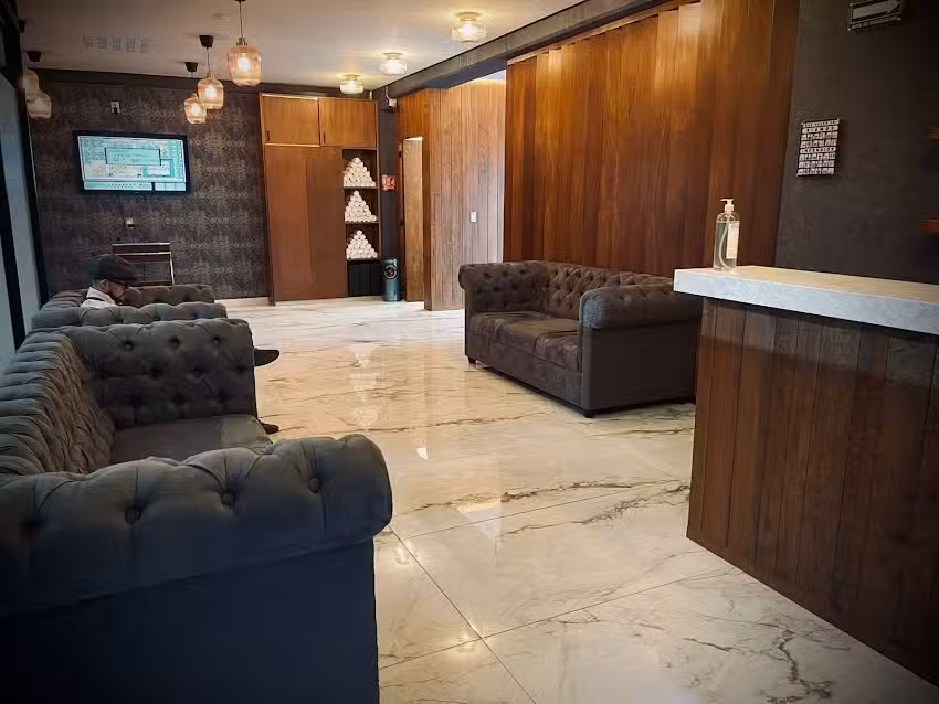 GRAND DELUXE BARBER SHOP