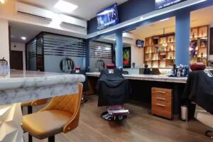 HOLLYWOOD / Haircuts . Shop & Drinks