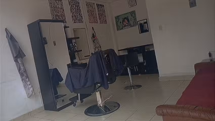 JR Deivy&rsquo;s Barber