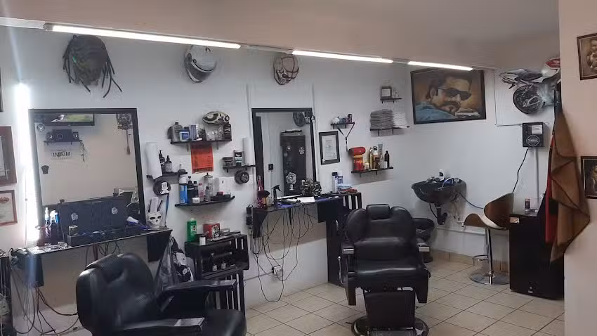 JR&rsquo;S BARBER
