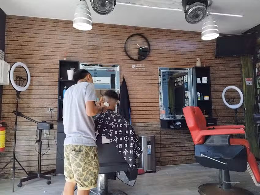 Junior&rsquo;s Peluqueria