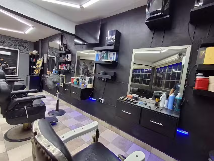 LA FAMA BARBERSHOP