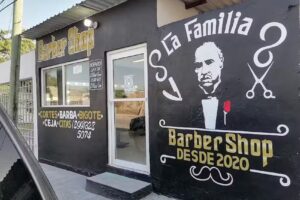 La familia barber shop