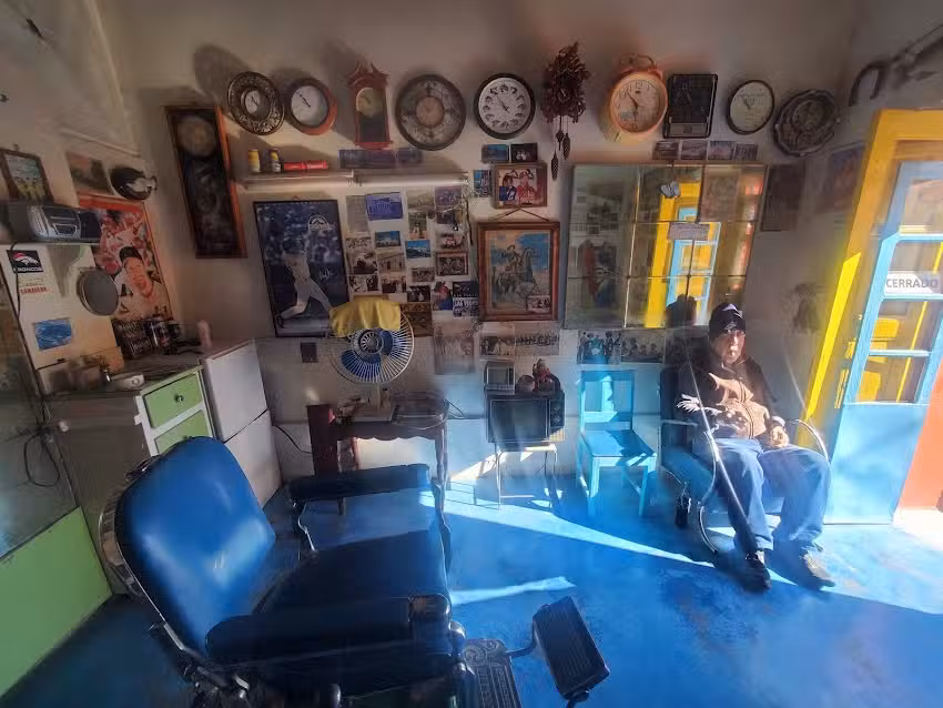 La J&oacute;ventud (Mel&rsquo;s Peluquer&iacute;a/Barbershop)