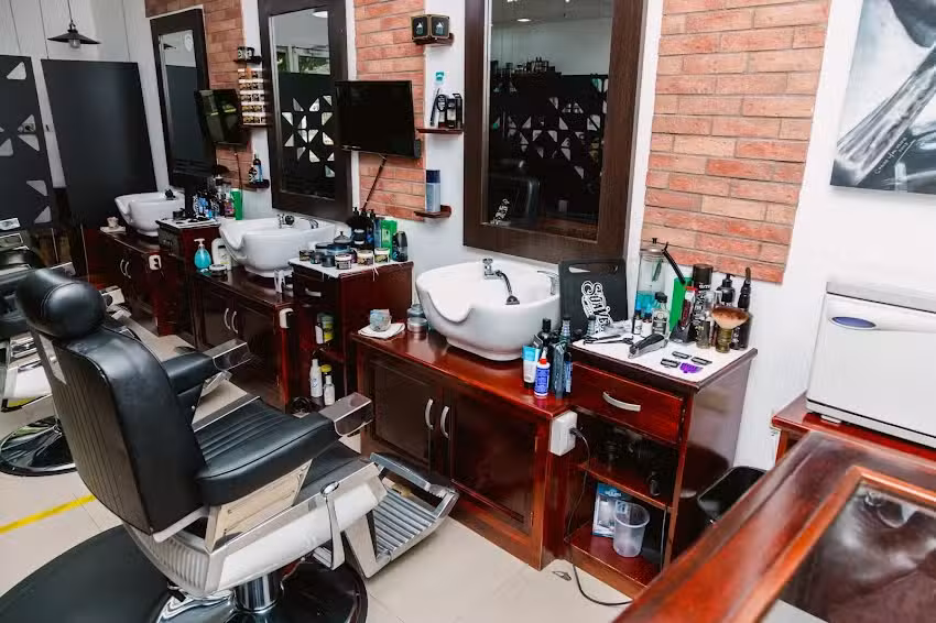 Me&acute;Ex Barber&iacute;a y Boler&iacute;a