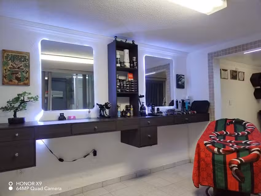 MR 76 BarberShop