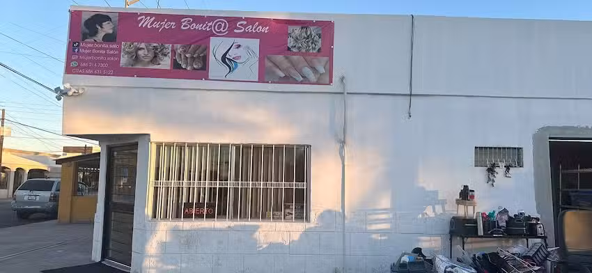 Mujer bonita sal&oacute;n