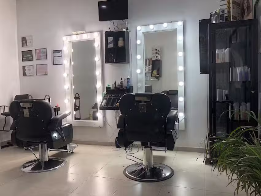 Naomy Vargas Colorista & Lady Barber