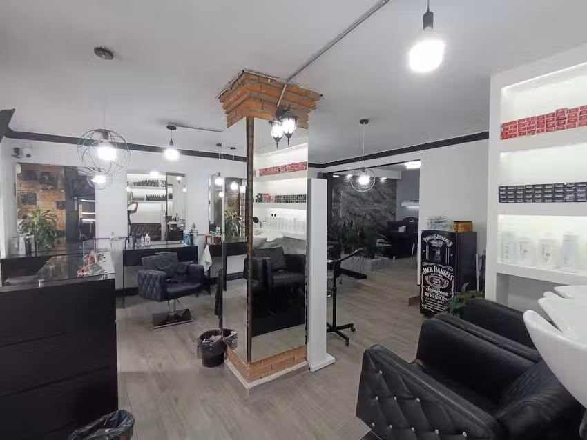 Paulo Cisneros sal&oacute;n y barberia suc. Los Encinos