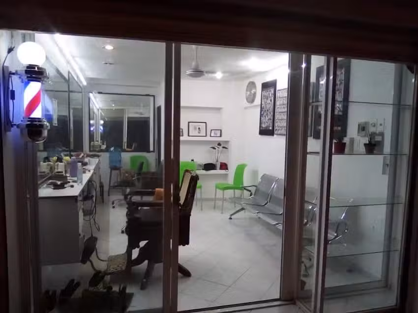 PELUQUER&Iacute;A VICTOR