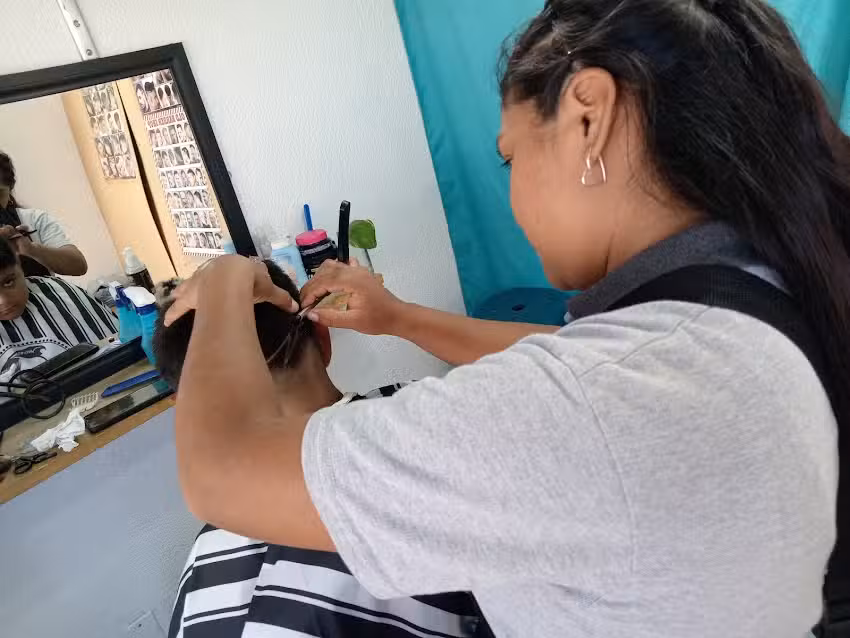 💈PELUQUER&Iacute;A Y BARBERIA 💈cortes, delineados y grecas.