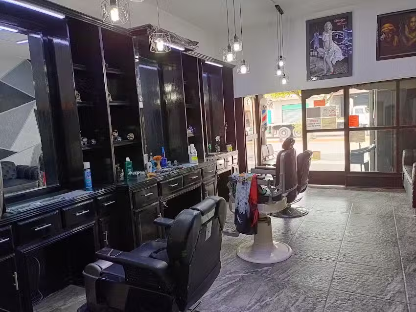 R U I Z BARBER SHOP