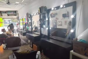 Stompers Barber Shop LH