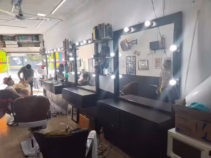 Stompers Barber Shop LH