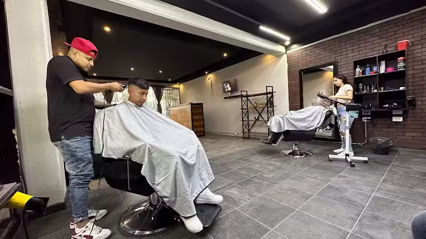 Thunder Barber Shop / Huexotitla