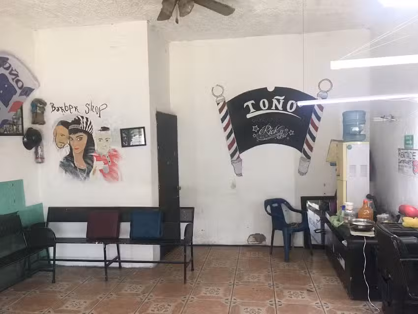 To&ntilde;o Ricky barber shoo